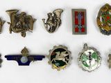 un grand nombre de badges sur une surface blanche