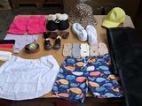 une table sur laquelle sont posés de nombreux vêtements et chaussures