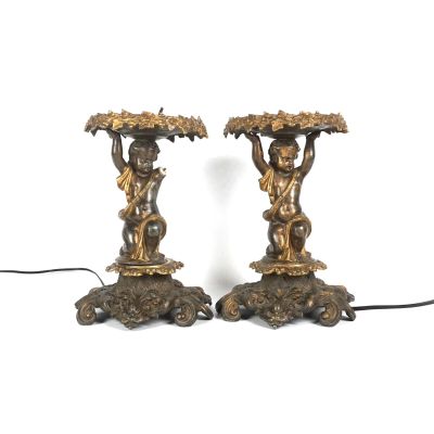 paire de figurines anciennes en bronze représentant des chérubins tenant des parapluies