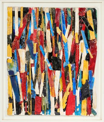 une peinture abstraite composée de bandes de peinture multicolores, dans un cadre blanc