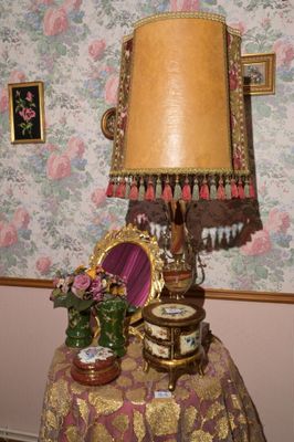 une table sur laquelle sont posés une lampe et un miroir