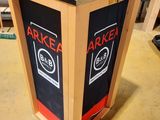 une boîte en bois sur laquelle est collée une étiquette noire et rouge