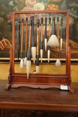 une photo d'un présentoir avec tout un tas de pipes