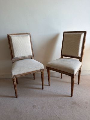 deux chaises assises l'une à côté de l'autre dans une pièce