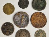 six types différents de pièces romaines sont représentés sur un fond blanc