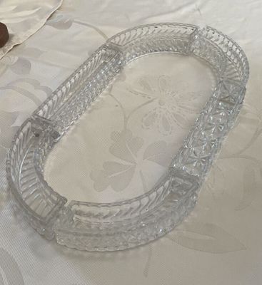 un plateau en verre posé sur une table, avec une cuillère et un repose-cuillère