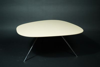 LEOLUX éditeur Table basse à plateau en résine plastique bei…