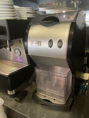 une machine à café posée sur un comptoir dans une cuisine