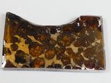 un morceau de verre posé sur une surface blanche