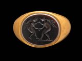 une image représentant une bague en or sur laquelle figurent un homme et une femme