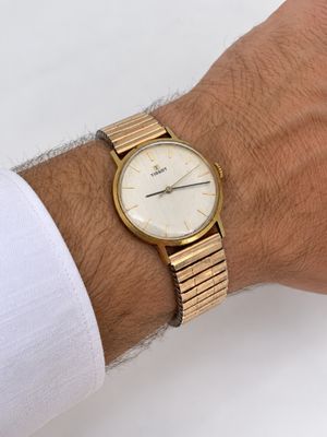 un homme qui porte une montre au poignet