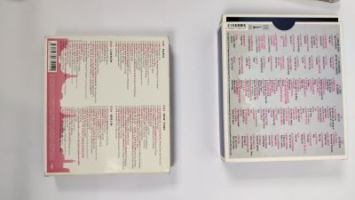 un paquet de cigarettes et un paquet de cigarettes posés sur une table
