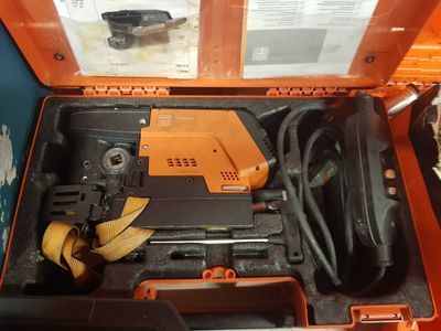 une boîte à outils avec des outils à l'intérieur sur une table