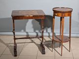 une paire de tables d'appoint anciennes sur lesquelles est posé un échiquier