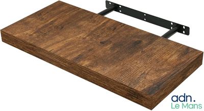 un gros plan d'une étagère en bois munie de supports métalliques