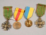 trois médailles et une médaille sont posées sur une table