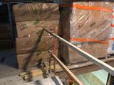 une pile de cartons sur une palette dans un entrepôt