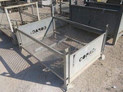 une boîte métallique posée par terre, sur laquelle est accrochée une pancarte