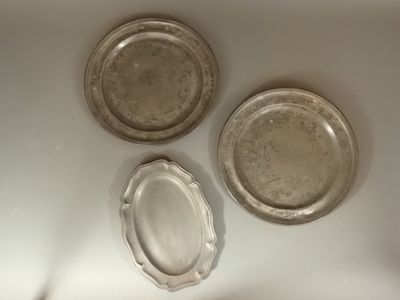 trois plateaux en argent posés sur une table blanche