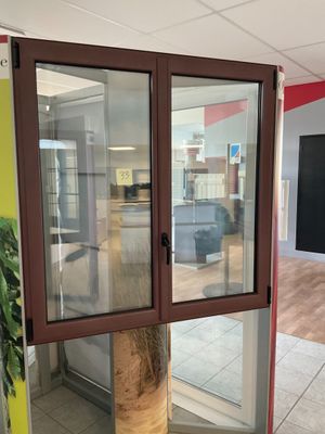 une photo d'une porte vitrée dans un immeuble