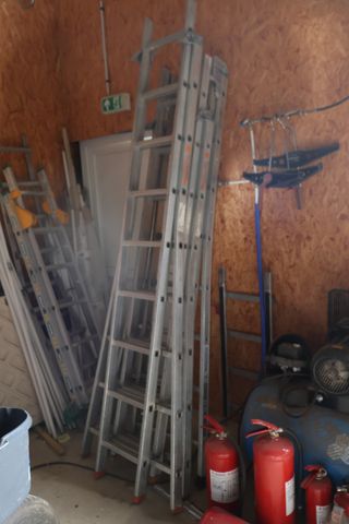 Trois échelles double aluminium. Visite le mercredi 17 juillet de...