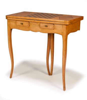 une petite table en bois recouverte d'un plateau à damier