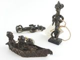 une statue représentant un homme dans un bateau et d'autres figurines