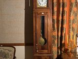 une horloge grand-père dans le coin d'une pièce