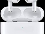 une image montrant une paire d'AirPods posée sur un étui pour AirPods