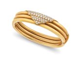 un ensemble composé d'une bague en or et de diamants