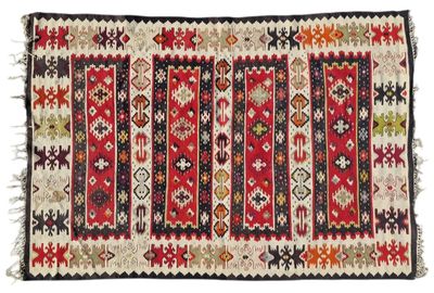 un tapis rouge et noir sur fond blanc