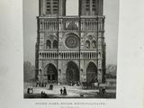 une vieille photo en noir et blanc d'une cathédrale avec des gens à l'extérieur