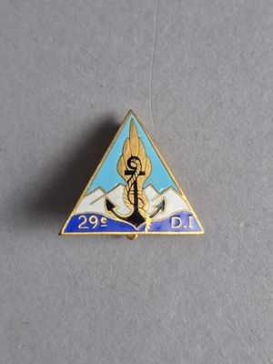 un gros plan d'une broche en forme de triangle sur laquelle figure une personne