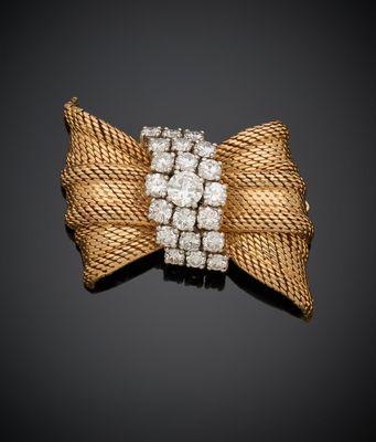 une broche en forme de nœud en or et diamants