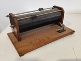 une petite machine posée sur une table
