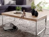 une table basse avec un plateau en bois dans un salon