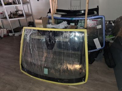 un téléviseur posé par terre au milieu d'une pièce
