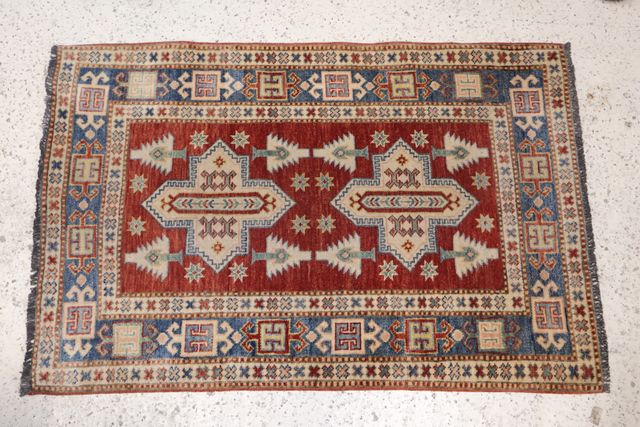 Tapis noué main en laine. 85 X 125 cm
