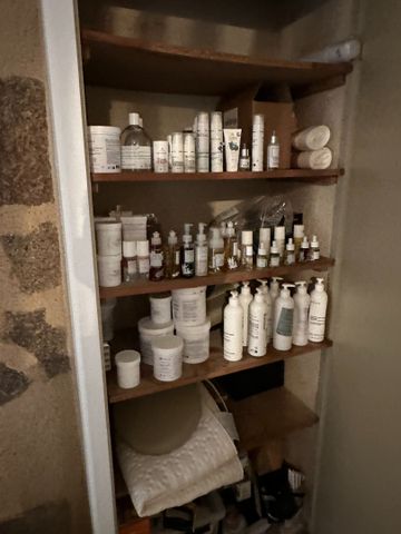 Petit stock de pinceaux, crème, manucure, maquillage. ENLEVEMENT ...
