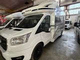 une camionnette blanche garée dans un garage
