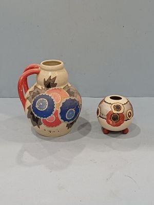 deux vases posés l'un à côté de l'autre sur une table