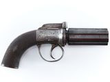 gros plan d'un revolver sur fond blanc