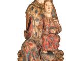 l'image d'une statue représentant une femme tenant un enfant dans ses bras