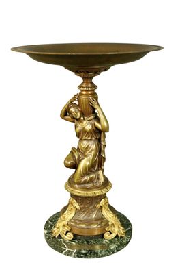 une image représentant une statue de femme tenant un abreuvoir à oiseaux posé sur un socle