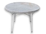 une table blanche sur laquelle repose un cadre métallique