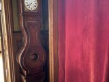 une horloge grand-père posée dans le coin d'une pièce