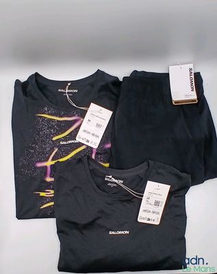 deux t-shirts noirs avec l'image d'une navette spatiale imprimée dessus