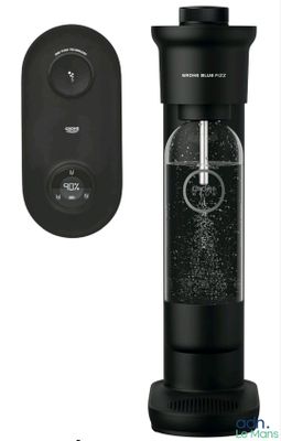 une cafetière noire et une télécommande sur fond blanc