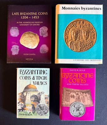 trois livres posés sur une table, avec une pièce de monnaie dessus