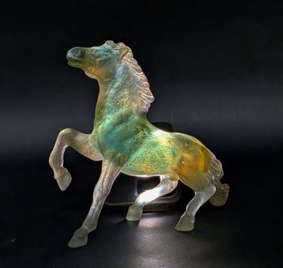 un cheval en verre qui se tient debout sur ses pattes arrière